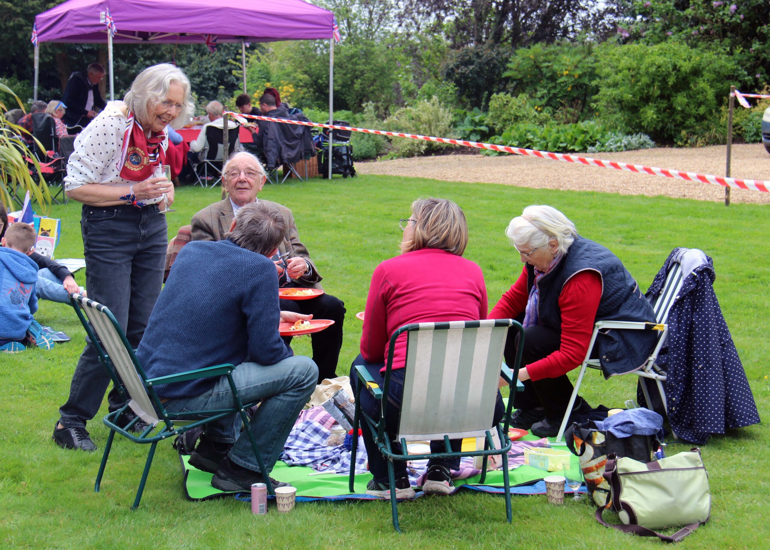 Sue tries to gatecrash a party with some food